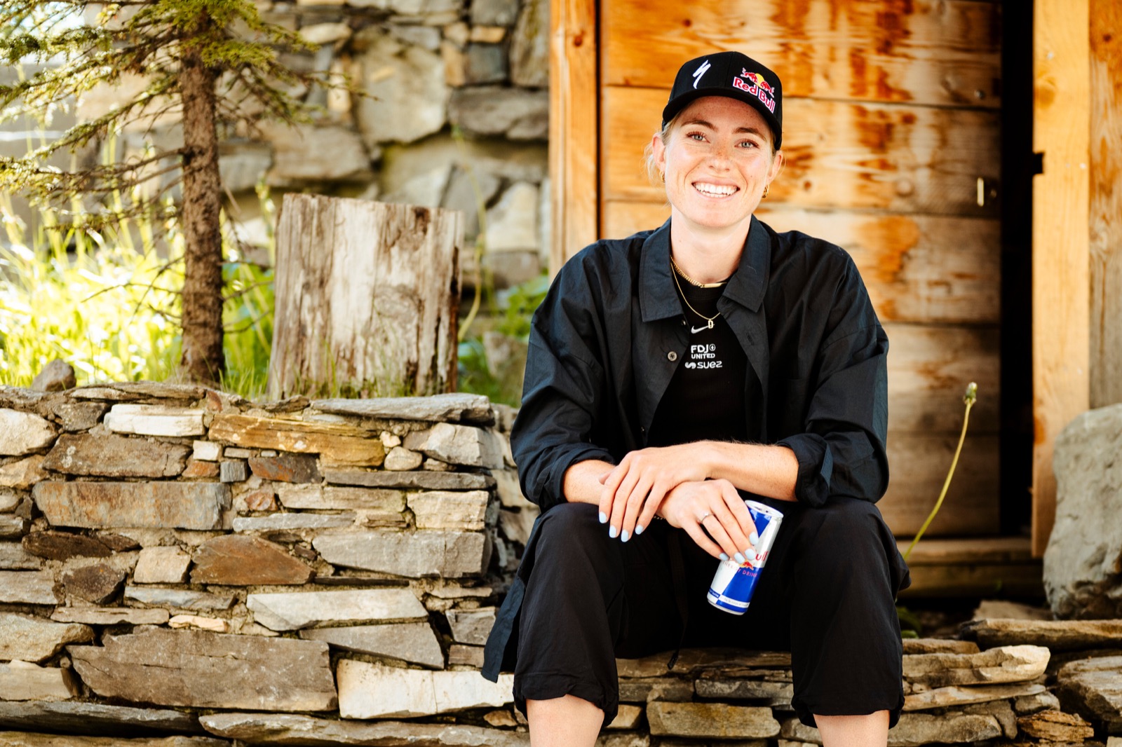 Red-Bull-Sportlerin im Trikot von FDJ UNITED-SUEZ hält während der Berichterstattung über die Tour de France Femmes eine Red-Bull-Dose