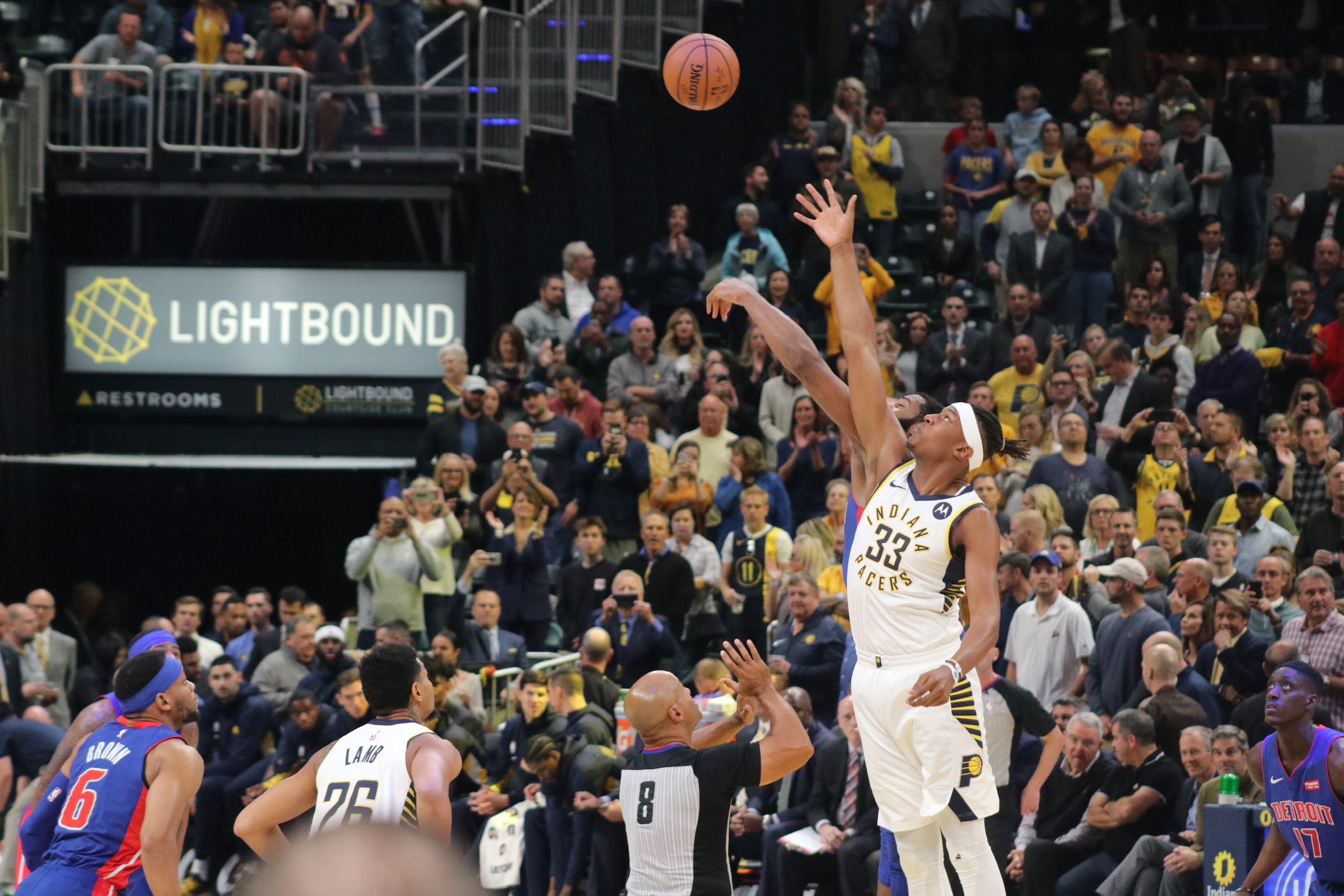Spieler der Indiana Pacers und Fans während des Heimspiels gegen die Detroit Pistons am 23. Oktober 2019